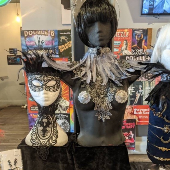 Feathered masquerade mask BNIP - Picture 3 of 3